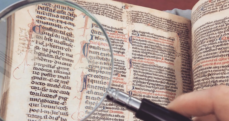 Vergrößerung eines antiken Textes mit einer Lupe