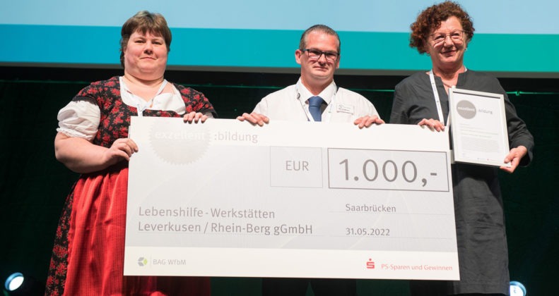 Vertreter*innen der Lebenshilfe Leverkusen nehmen den "exzellent"-Preis entgegen.